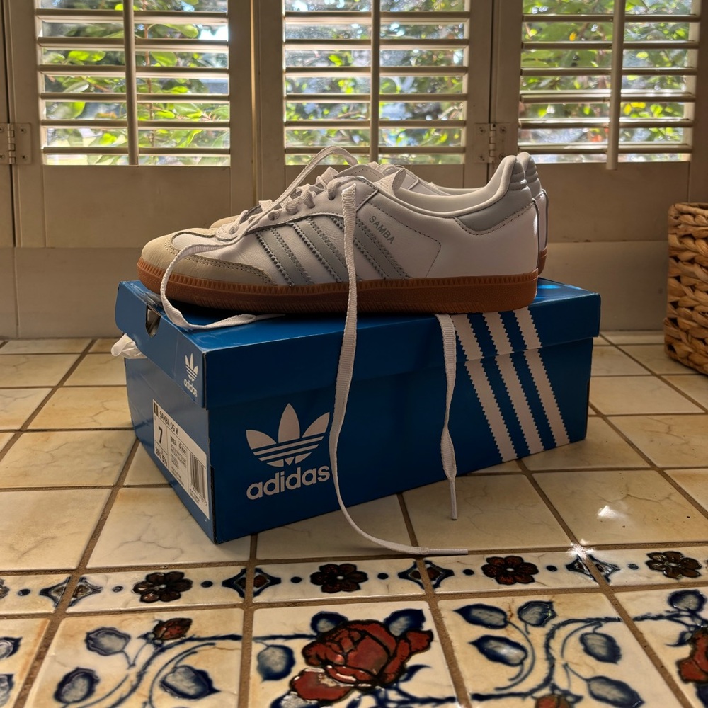 Adidas Sambas women size 7